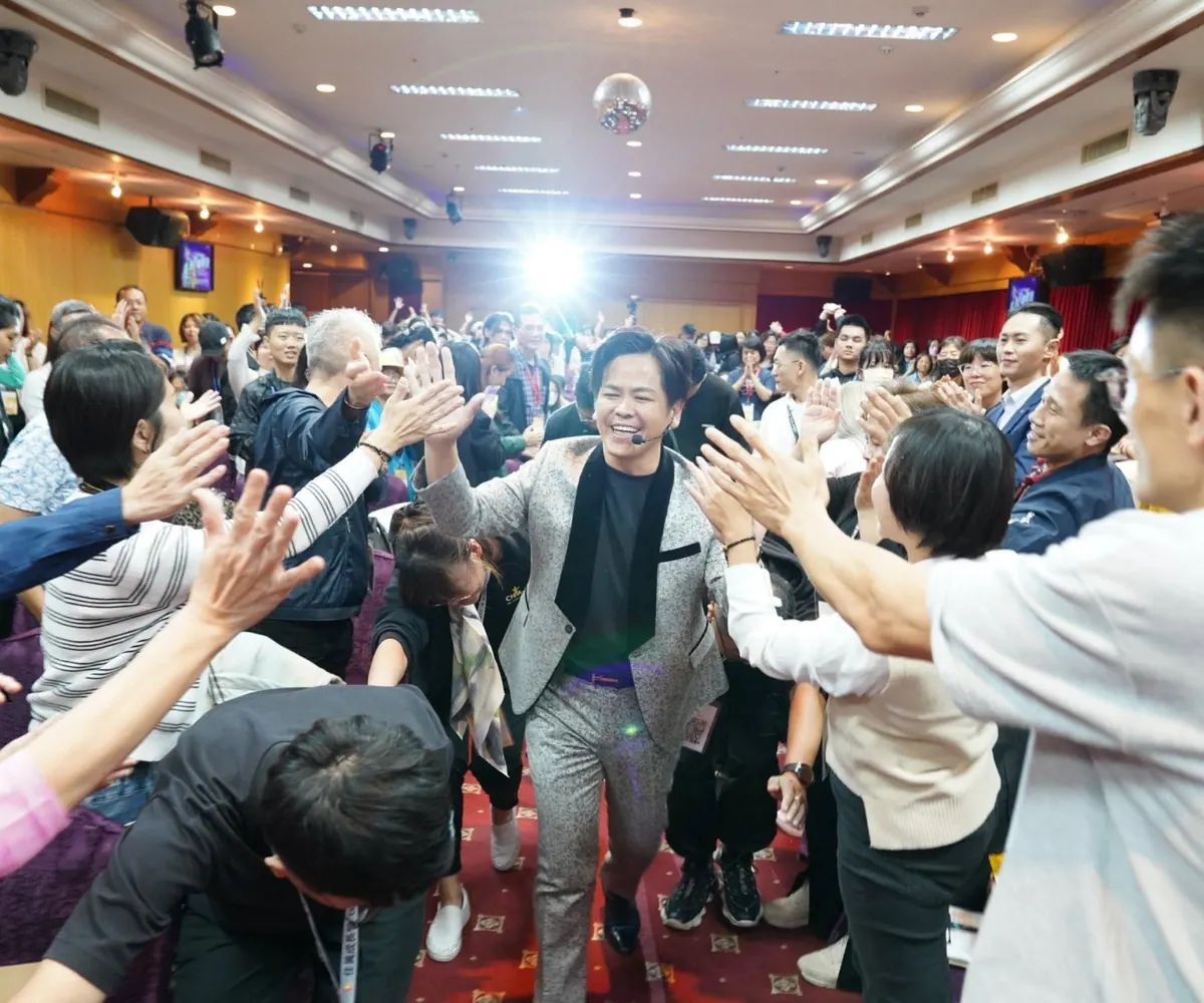 黃佳興走入活動人群與學員擊掌互動