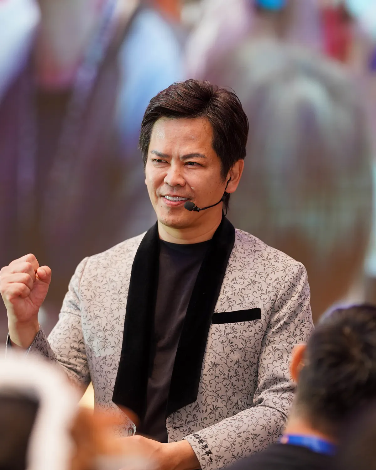 黃佳興老師戴著耳麥在活動現場分享;非本文銷售簡報示範案例