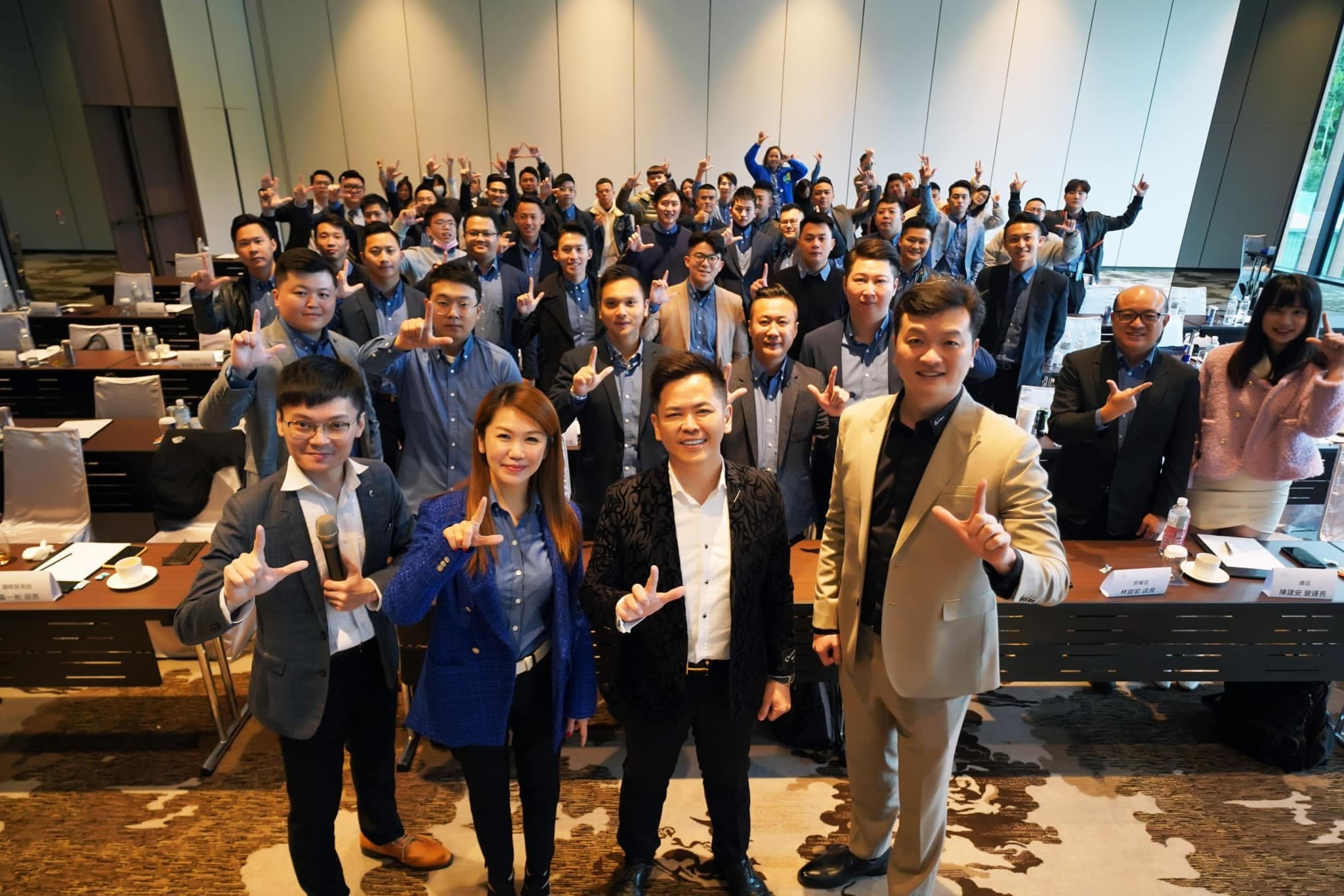 黃佳興與團隊及課程學習者合影